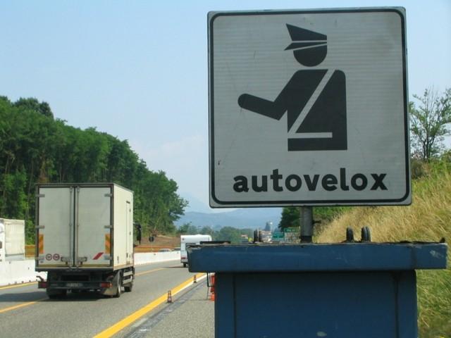 L'autovelox sull'auto della polizia riprende "di spalle? e senza cartello