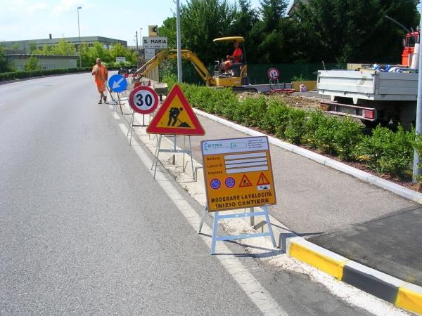Cantieri stradali: paga l'impresa se un'auto urta i cartelli in mezzo alla strada