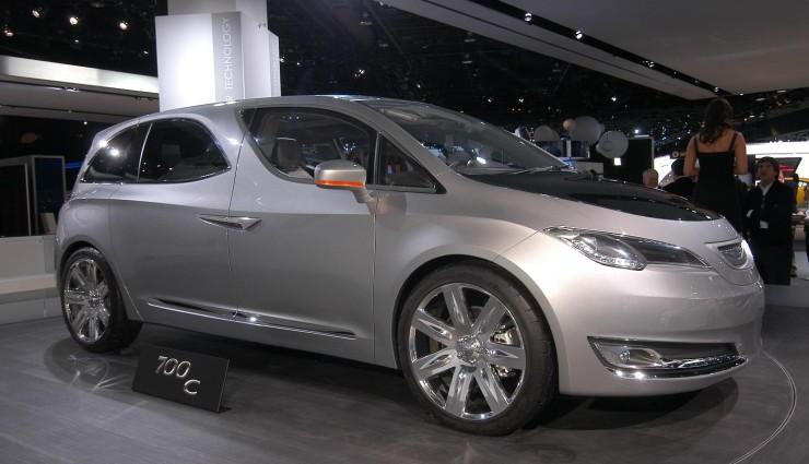 FCA testa il primo monovolume plug-in: le foto in anteprima