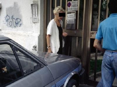Parcheggia in divieto di sosta: a giudizio per sequestro di persona