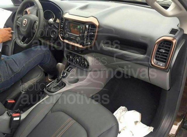La Fiat Toro si svela negli interni: le foto rubate al pickup FCA