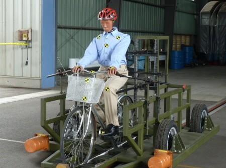 Guida autonoma e ciclisti: arriva il crash test con la bici indistruttibile