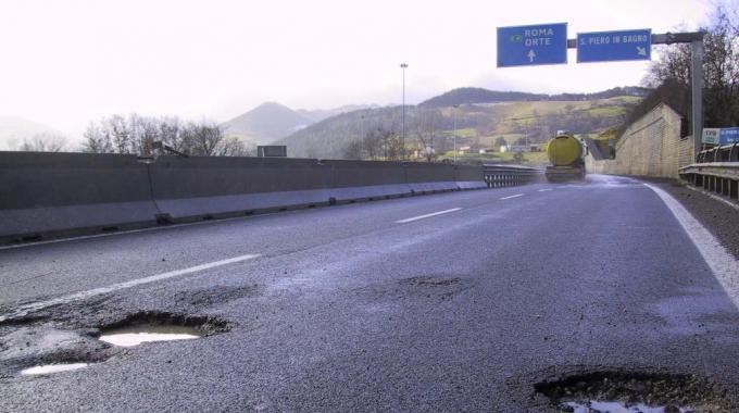 Pericolo buche sulla Orte-Ravenna: M5S accusa il ministero