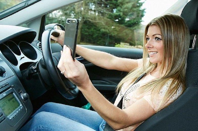 Automobilisti alla guida: più della metà del tempo a distrarsi