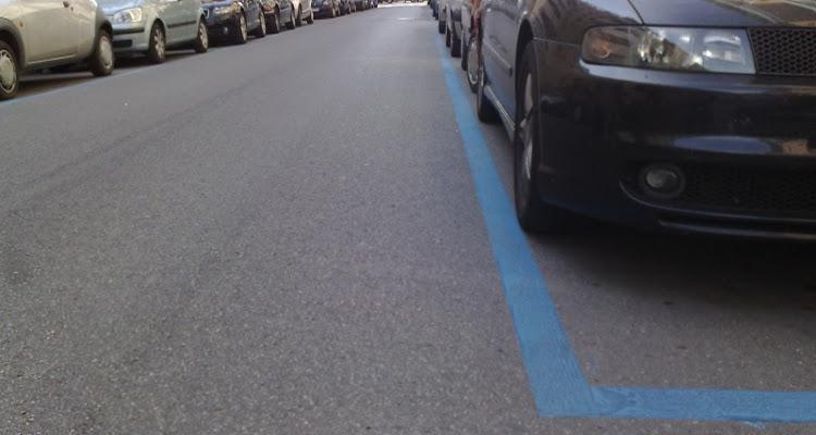 Strisce blu: multa valida anche senza i parcheggi gratuiti nelle zone “rilevanti”