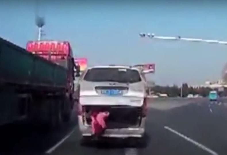 [VIDEO] Bimbo salta dall'auto in corsa. L'agghiacciante incidente in Cina