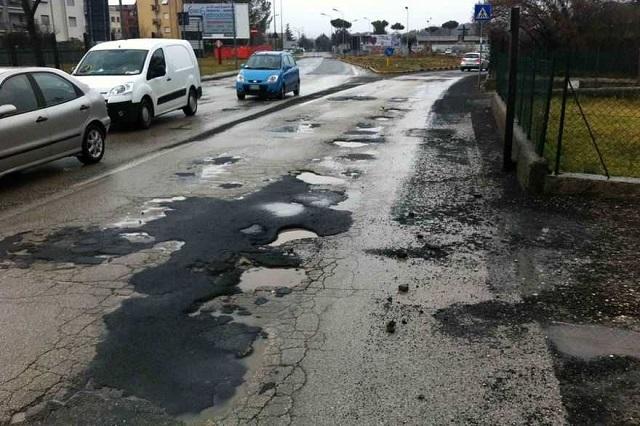 Buche stradali: 6 italiani su 10 hanno rischiato un incidente nel 2015