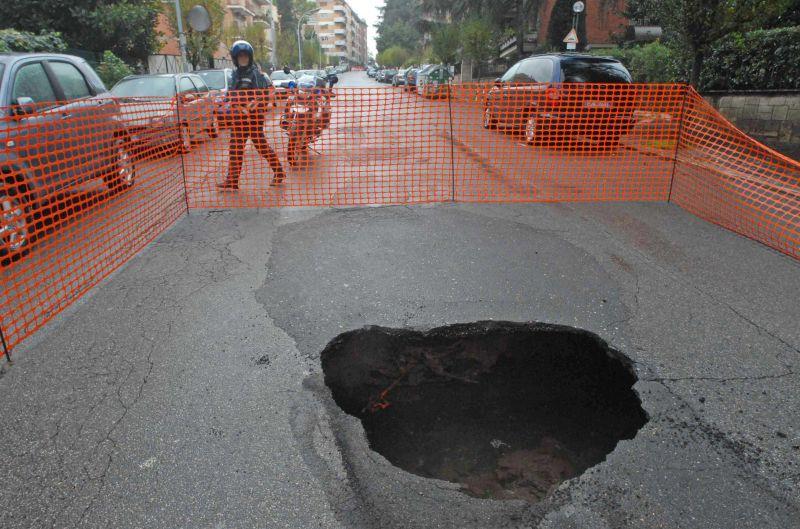 Roma gruviera: voragini paralizzano il traffico in tilt