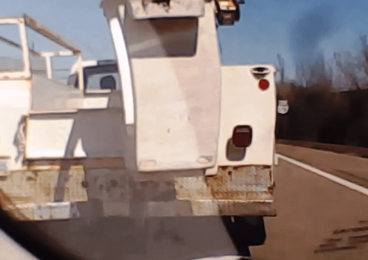 Camion taglia la strada ma la Tesla evita l'incidente da sola [VIDEO]