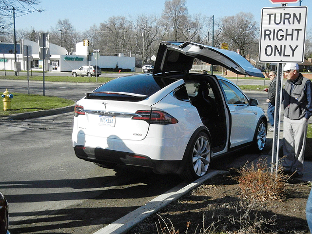 Ford compra una cavia Tesla: la Model X pagata a peso d'oro