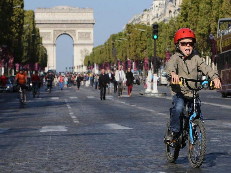 Stop alle auto una volta al mese: è la soluzione di Parigi allo smog
