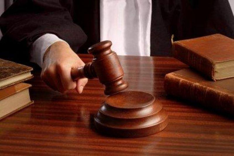 L'auto riparte col passeggero attaccato al finestrino: guidatore condannato