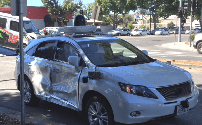 Un'altra Google car distrutta: la guida autonoma avrebbe evitato l'incidente