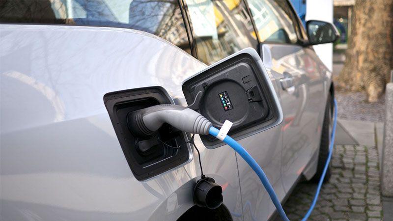 Auto elettriche: dal 2019 ogni casa dovrà avere una colonnina