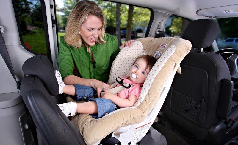 Seggiolino auto: 6 genitori su 10 non lo usano. Va peggio al Sud