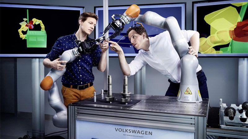 Smart Production Lab: Volkswagen addestra gli operai robot del futuro