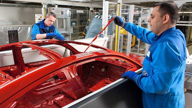 BMW taglia la CO2: nuovo processo di verniciatura all'acqua