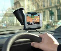 Più incidenti alla guida con il Gps che con il cellulare