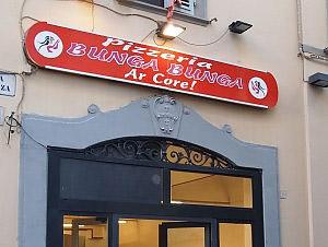 Via l'insegna “Bunga Bunga” di Firenze: offende il decoro e il Codice