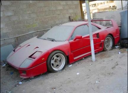 Abbandonano l'auto in autostrada, la rimozione la paga il gestore