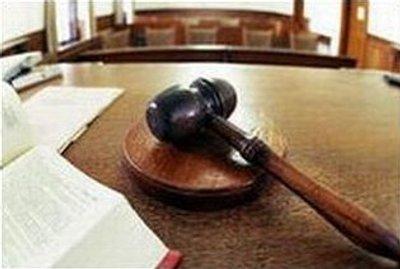 Tenta di difendersi da solo in tribunale: multato