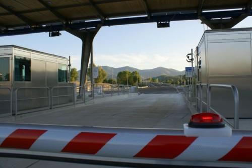 La sbarra del casello rovina l'auto: niente risarcimento se c'è imprudenza