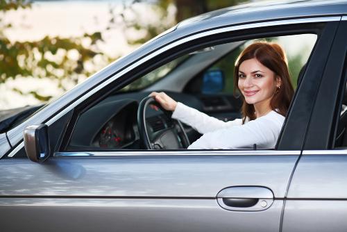 Donne e uomini al volante: chi è il pericolo costante?
