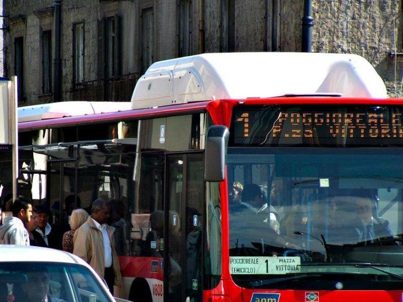 Cade mentre scende dal bus: l'Assicurazione paga