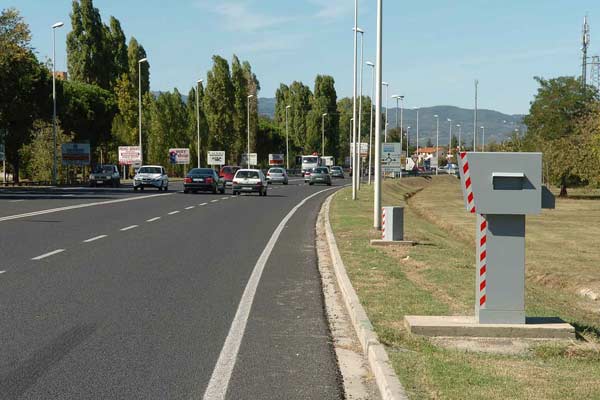 Autovelox fisso non visibile: multa valida se c'è il cartello