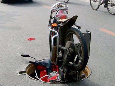 Tombino anomalo? Niente rimborso allo scooterista ferito