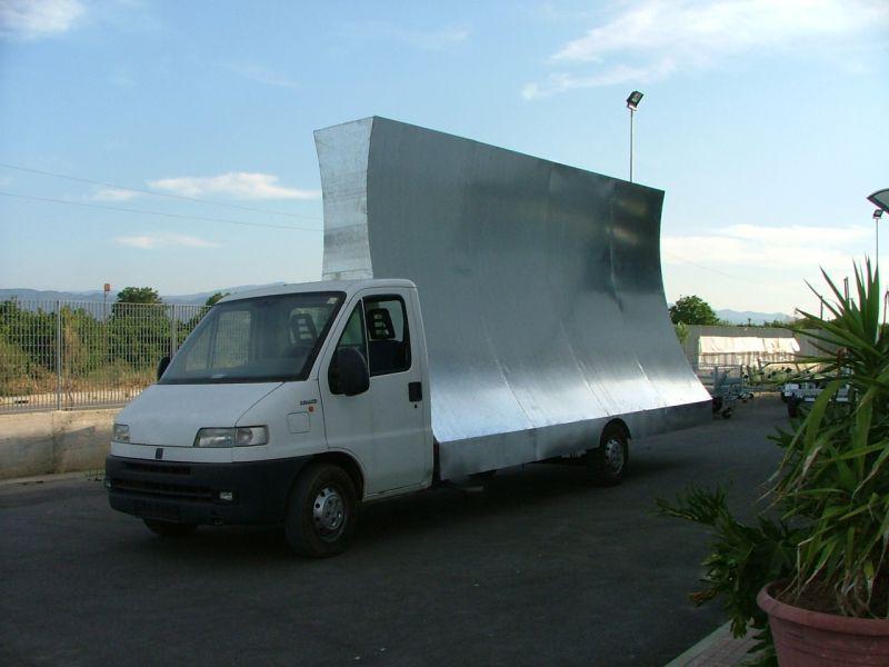 Camion-vela uguale cartelloni: paghino la tassa pubblicità
