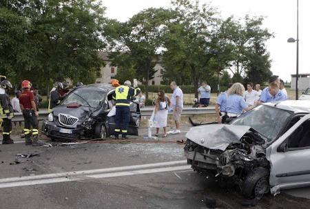 Scontro frontale: anche chi subisce l'invasione di corsia può avere colpa