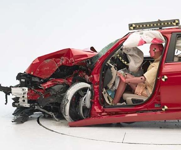 BMW Serie 3. Problemi nel nuovo crash test IIHS