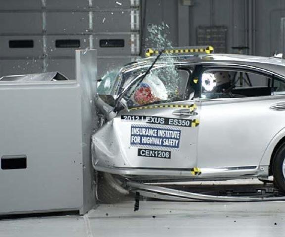 Lexus ES e Lexus IS. Rischi elevati nel crash test “small overlap” IIHS