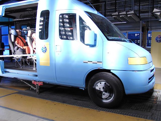 Sicurezza dei bambini sui minibus. Il crash test TCS