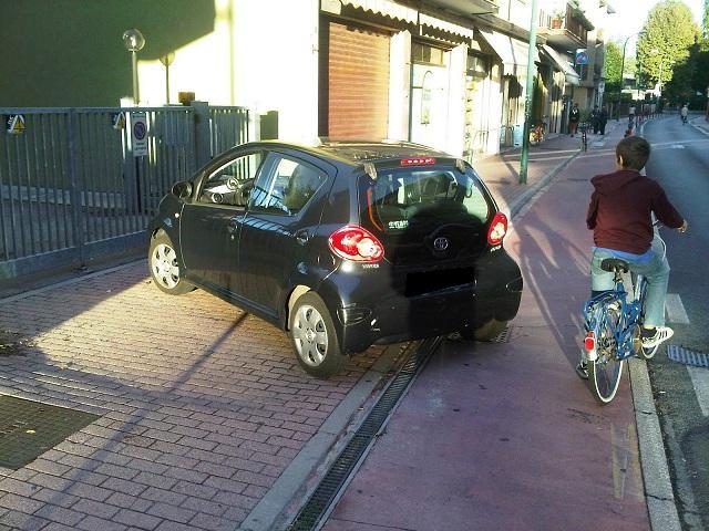 Sul passo carrabile non può parcheggiare nemmeno il beneficiario