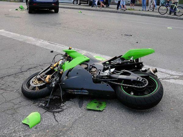 Vede la moto caduta ma non si ferma: è omissione di soccorso