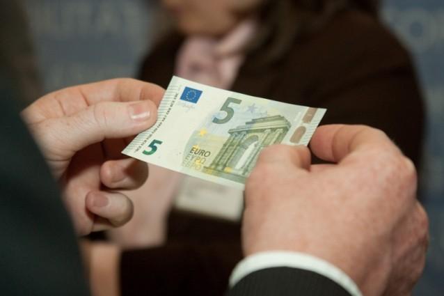Nuova banconota 5 euro: i self service non l'accettano