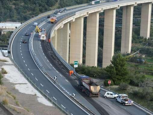 Pedone precipita dal viadotto: risponde l'autostrada?