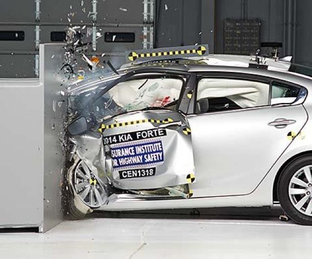 IIHS: 6 auto compatte su 12 superano il crash test small overlap