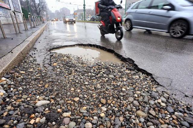 Cade in motorino per le buche: conosceva la strada, è colpa sua