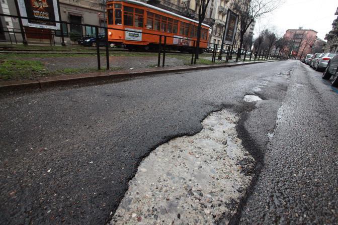 Milano buche asfalto: il Comune si difende