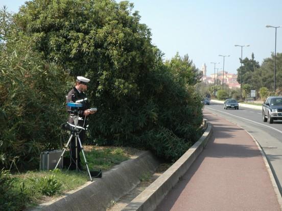Auto della Polizia nascosta con autovelox? Nulla la multa