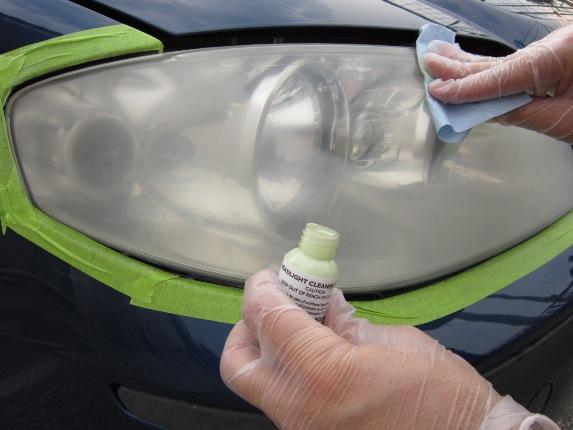 Fari auto ingialliti? Ecco il trattamento anti UV di Philips