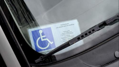 Pass invalidi: usi la fotocopia? È reato