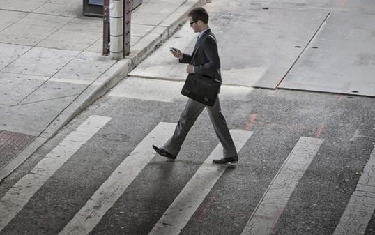 Cassazione: nessun risarcimento al pedone che attraversa fuori dalle strisce
