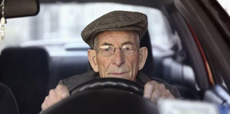 Anziani al volante: limite di potenza come per i neopatentati