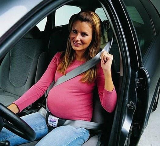 Indossare la cintura di sicurezza in gravidanza protegge il bambino.