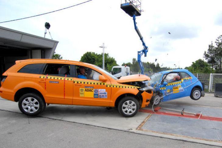 Crash test compatibilità Fiat 500 contro Audi Q7, chi vince?