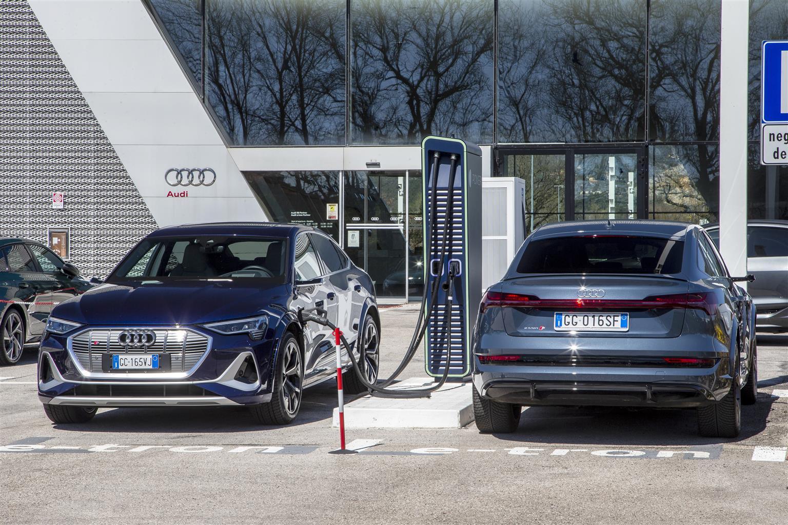 Audi e-tron Charging Service HPC: come funziona e quanto costa